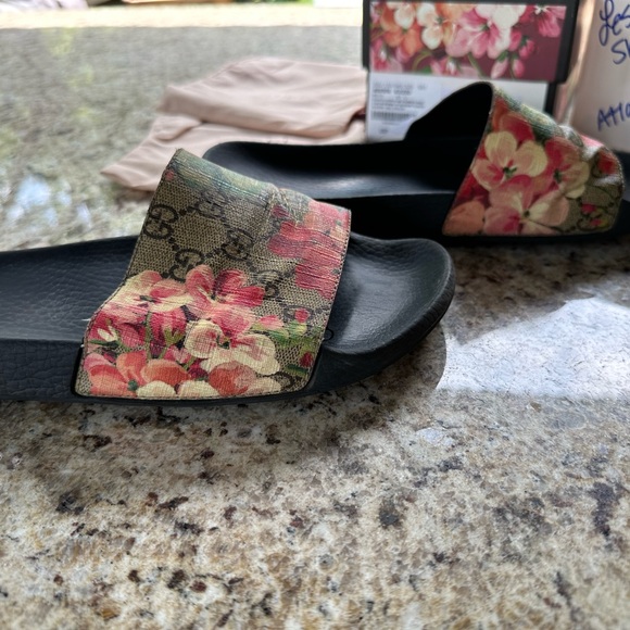 Gucci Bloom Slides size 41. Not for a picky buyer! Please ask questions first! - Picture 8 of 14